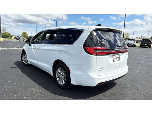 Used 2025 Chrysler Pacifica Select FWD image 5