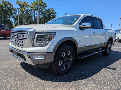 Certified 2024 Nissan Titan Platinum Reserve w/ Moonroof Package image 8