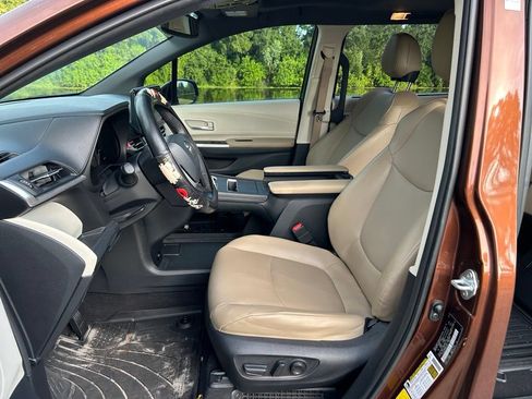 Used 2021 Toyota Sienna XLE FWD image 15