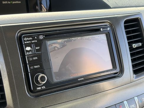 Used 2014 Toyota Sienna XLE FWD image 7