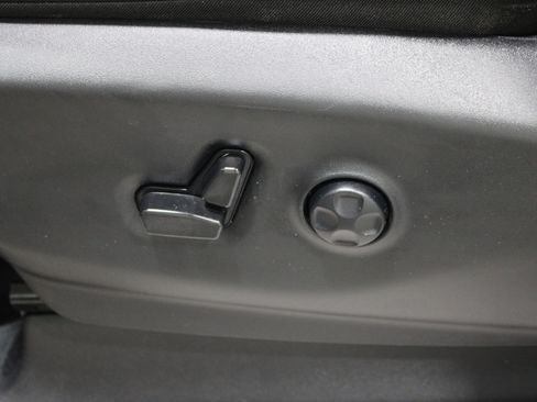 Used 2023 Chrysler Pacifica Touring-L FWD image 5