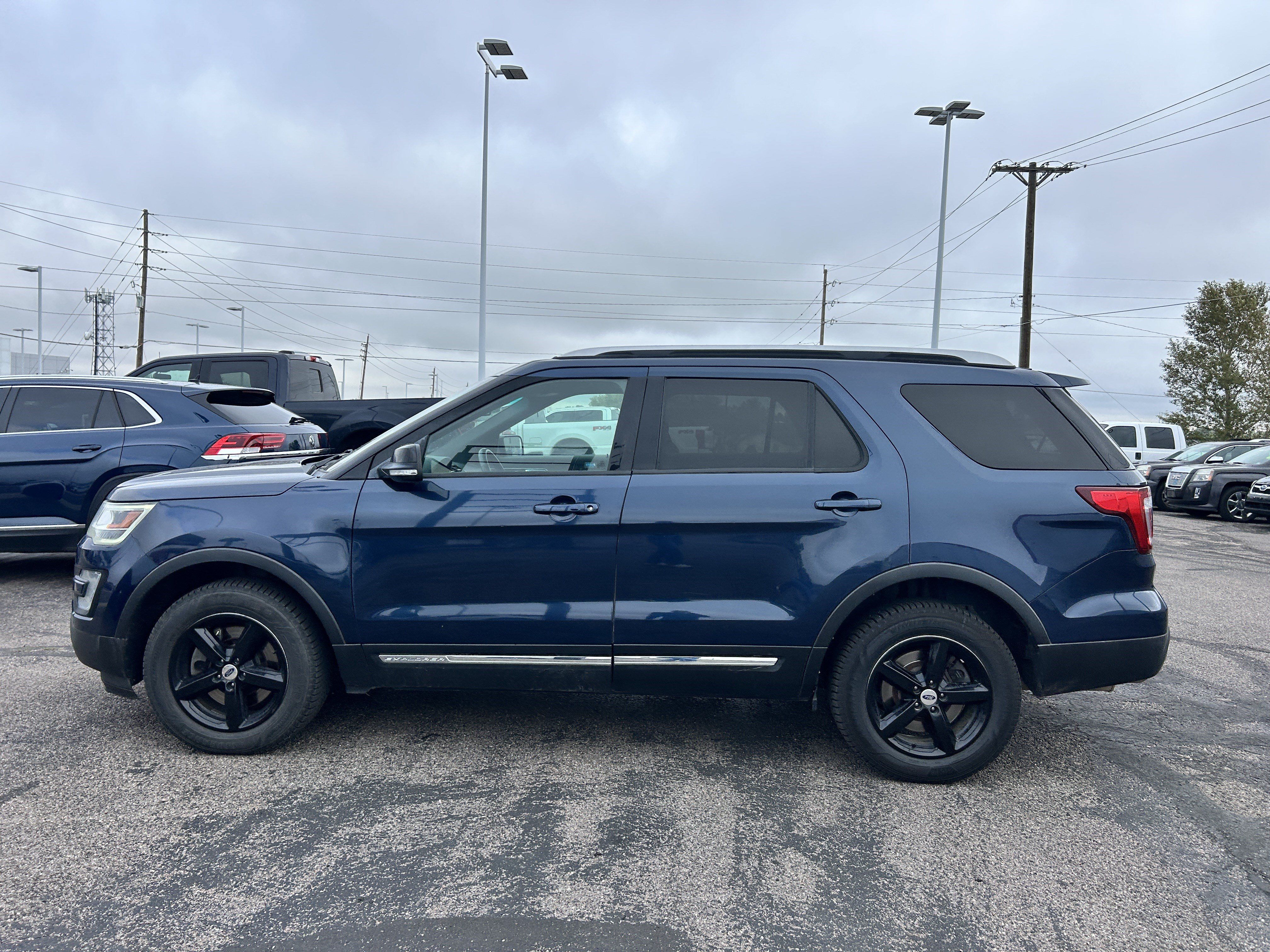 Used 2017 Ford Explorer XLT w/ Equipment Group 202A AWD/4WD image 2