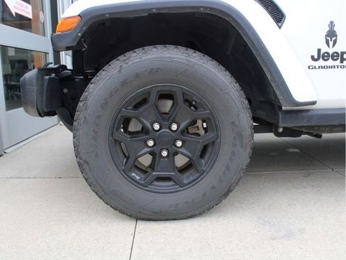 Certified 2021 Jeep Gladiator Willys image 12
