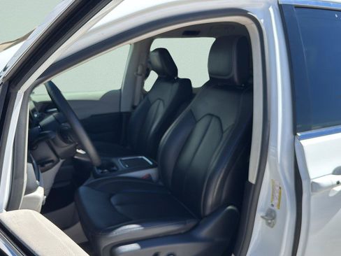 Used 2024 Chrysler Pacifica Touring-L FWD image 24