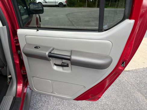Used 2003 Ford Explorer Sport Trac XLT image 38