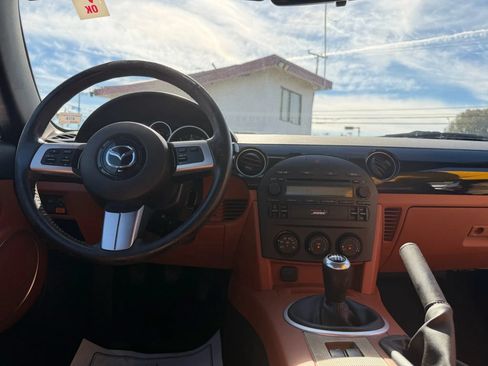 Used 2006 MAZDA MX-5 Miata Grand Touring RWD image 13