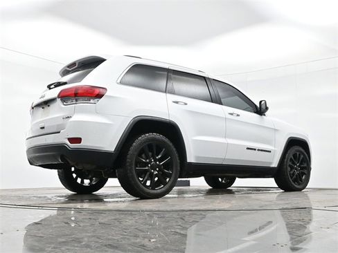 Used 2020 Jeep Grand Cherokee Laredo image 15