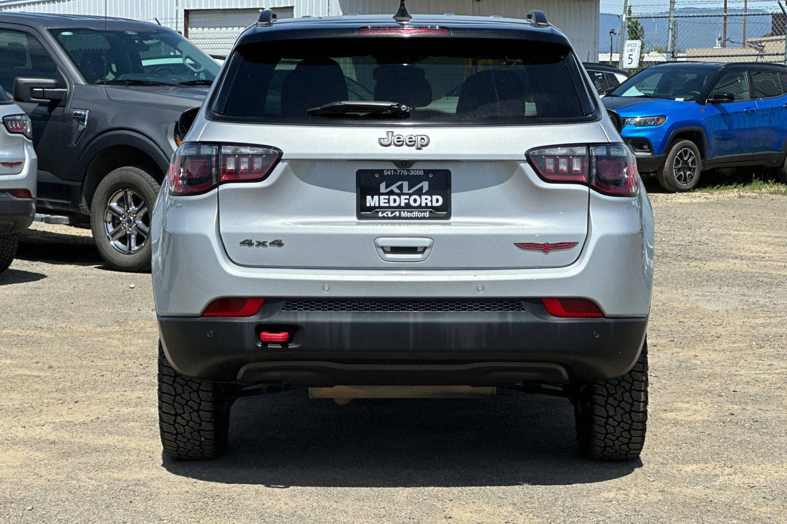 Used 2025 Jeep Compass Trailhawk AWD/4WD image 5