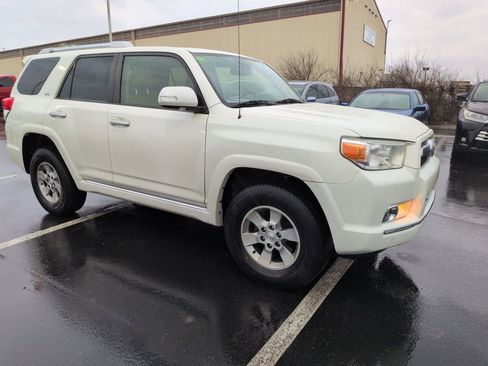 Used 2011 Toyota 4Runner SR5 w/ Convenience Pkg image 9