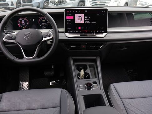 Certified 2025 Volkswagen Tiguan SE FWD image 16