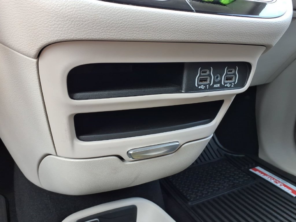 Used 2024 Chrysler Pacifica Touring-L FWD image 25