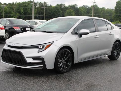 Used 2023 Toyota Corolla SE image 3