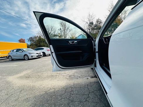 Used 2021 Volvo S60 T6 Momentum image 15