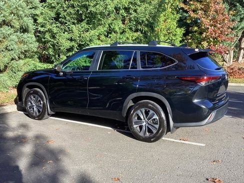 Certified 2024 Toyota Highlander XLE image 9