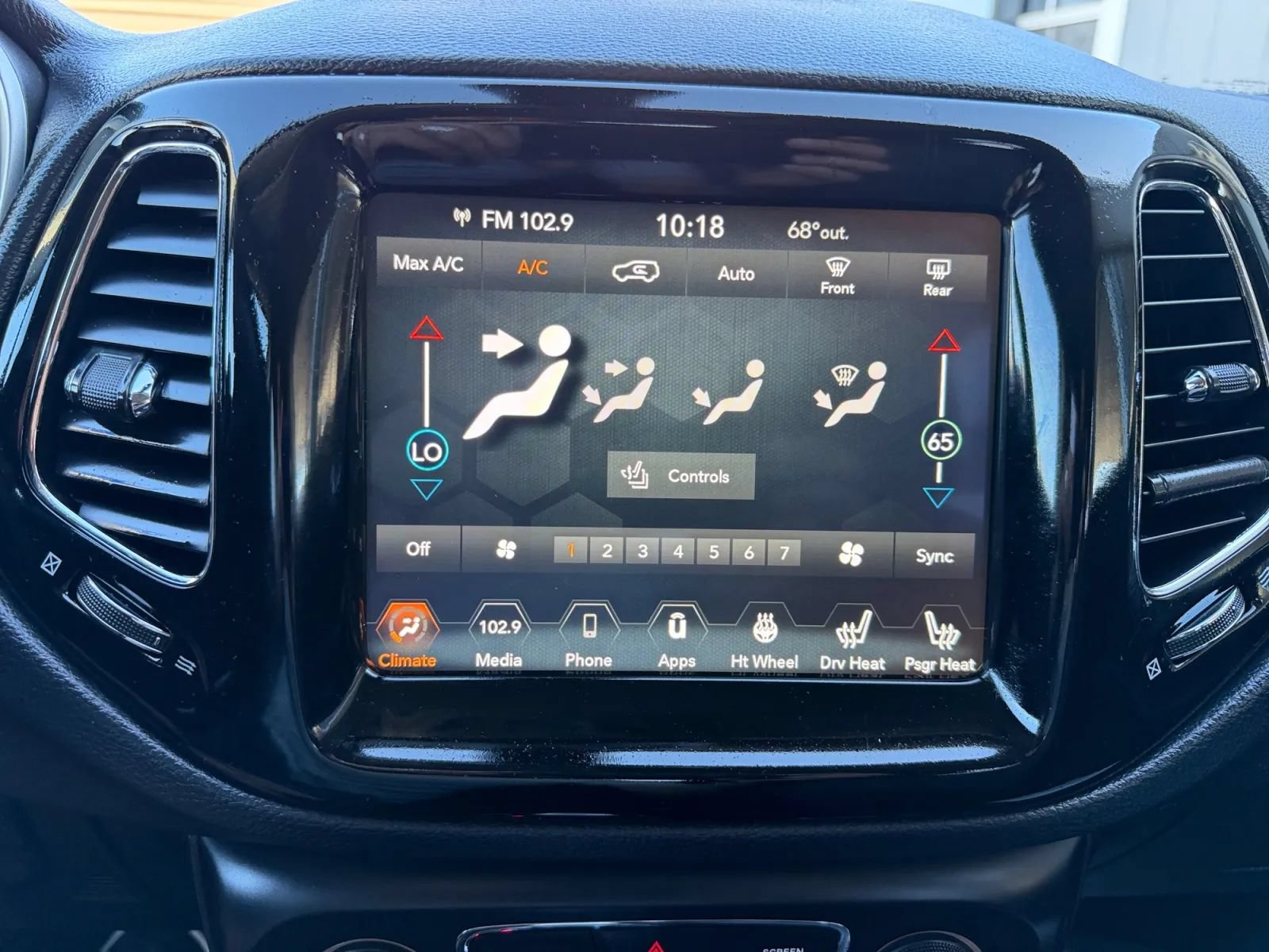 Used 2018 Jeep Compass Limited w/ Navigation Group FWD image 17