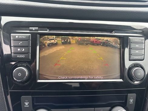 Used 2018 Nissan Rogue SV image 16