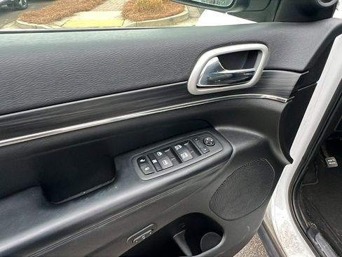 Used 2022 Jeep Grand Cherokee Limited image 15
