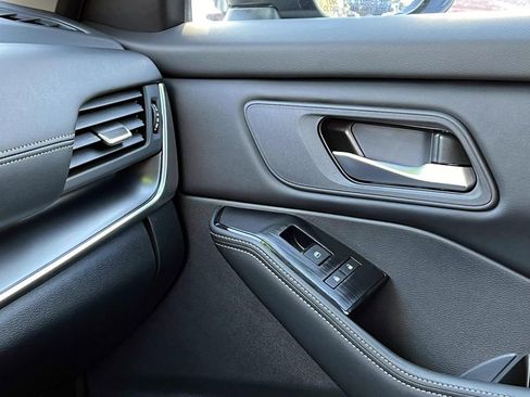 Used 2025 Nissan Rogue SV image 44