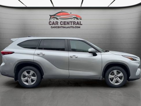 Used 2023 Toyota Highlander LE AWD/4WD image 7