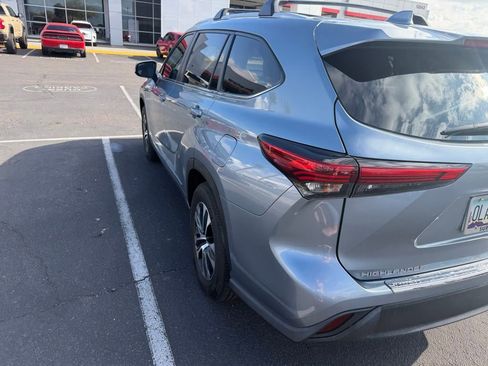 Used 2023 Toyota Highlander XLE image 4