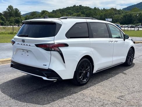 Used 2025 Toyota Sienna XSE AWD/4WD image 8
