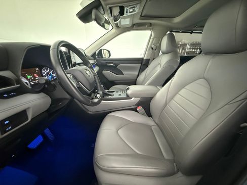 Used 2021 Toyota Highlander XLE FWD image 5