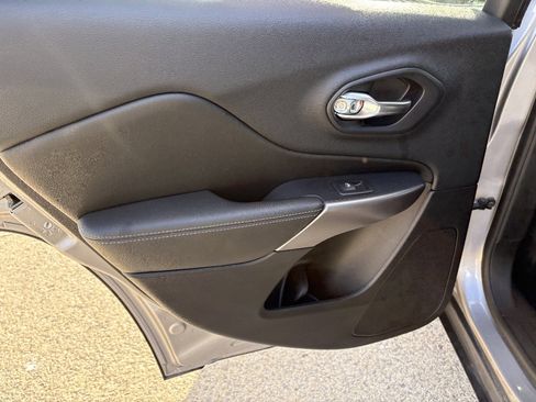 Used 2019 Jeep Cherokee Latitude w/ Cold Weather Group image 18