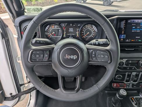 Used 2025 Jeep Wrangler Unlimited Rubicon AWD/4WD image 19