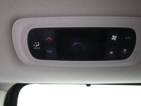 Used 2023 Chrysler Pacifica Touring-L FWD image 19