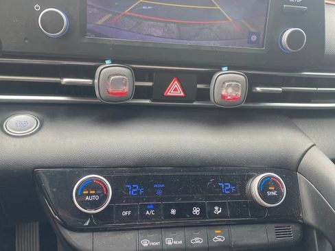 Used 2022 Hyundai Elantra SEL w/ Preferred Accessory Package FWD image 7