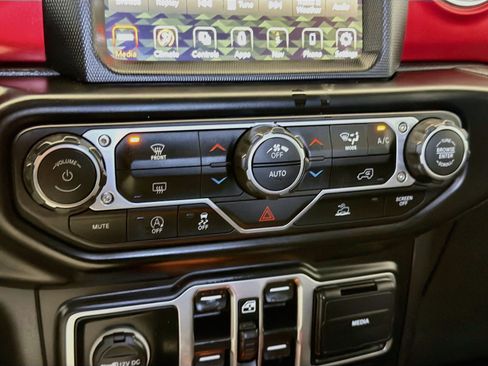 Used 2022 Jeep Gladiator Rubicon w/ LED Lighting Group AWD/4WD image 10