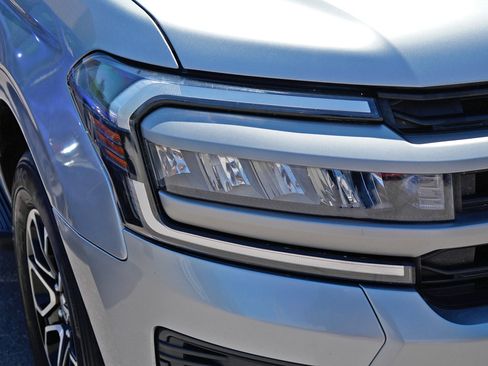 Used 2024 Ford Expedition XLT AWD/4WD image 2