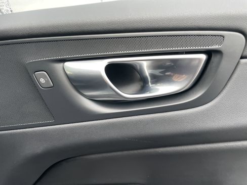 Used 2025 Volvo XC60 B5 Plus image 19