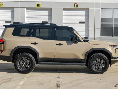 Used 2025 Lexus GX 550 w/ Accessory Package (CT) image 19