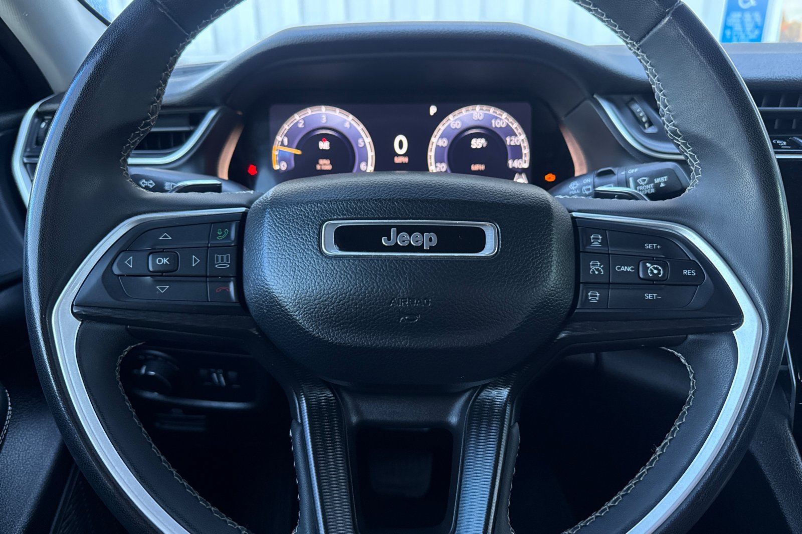 Used 2023 Jeep Grand Cherokee Laredo AWD/4WD image 34