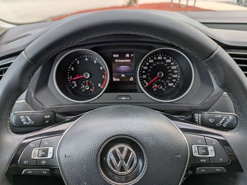Certified 2020 Volkswagen Tiguan SE w/ Panoramic Sunroof Package image 40