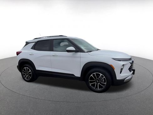 Used 2025 Chevrolet TrailBlazer LT image 2