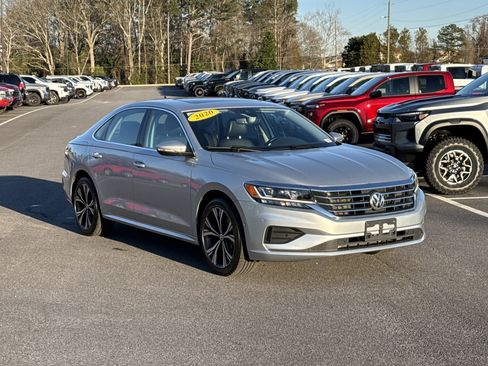 Used 2020 Volkswagen Passat 2.0T SEL image 3