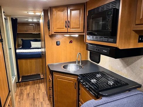 Used 2014 Ford E-450 and Econoline 450 Super Duty w/ Motorhome Prep Package RWD image 19