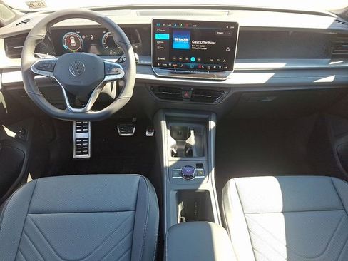 Certified 2025 Volkswagen Tiguan SE R-Line image 15