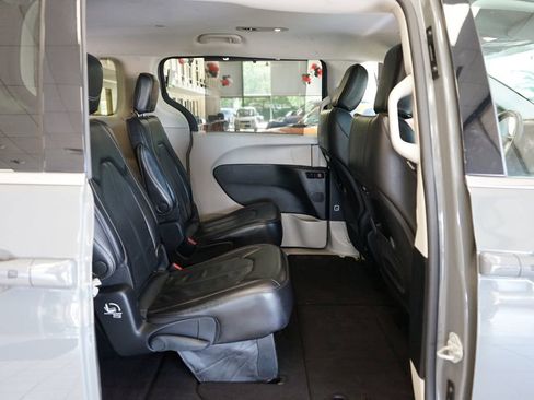 Used 2022 Chrysler Pacifica Touring-L FWD image 12
