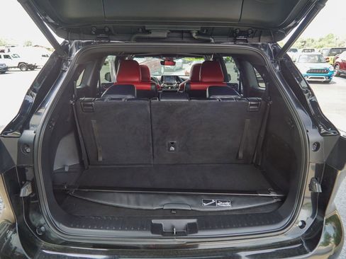 Used 2021 Toyota Highlander XSE FWD image 10