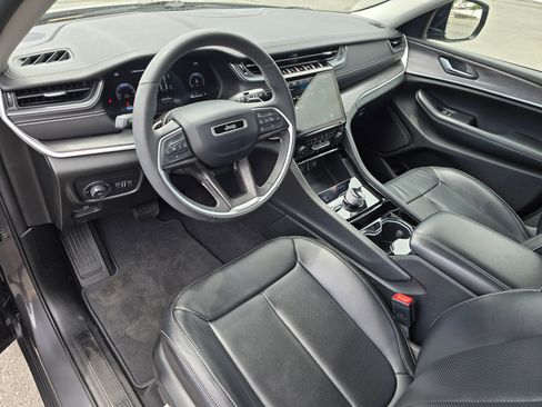 Used 2023 Jeep Grand Cherokee Limited w/ Luxury Tech Group II AWD/4WD image 32