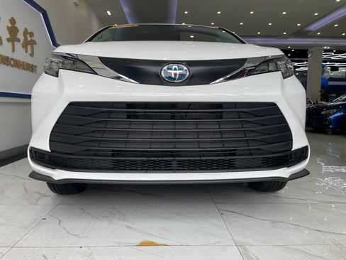 Used 2025 Toyota Sienna LE FWD image 3