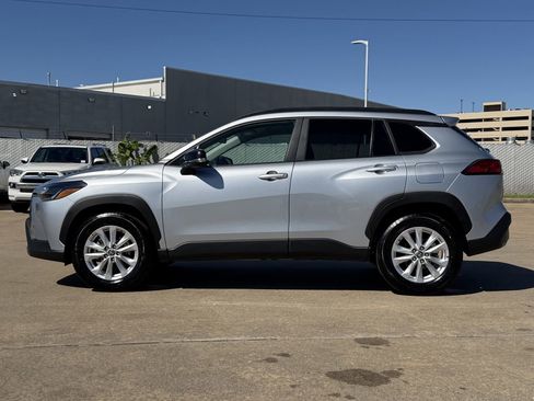 Used 2025 Toyota Corolla Cross LE image 6