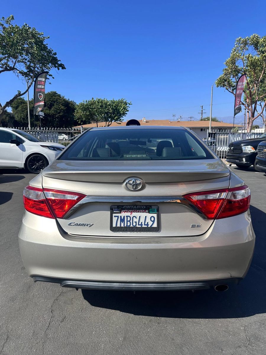 Used 2015 Toyota Camry SE FWD image 5