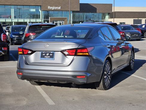 Used 2024 Nissan Altima 2.5 SV image 4