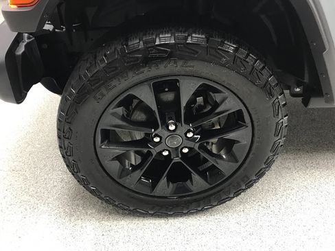 Used 2024 Jeep Gladiator Sport AWD/4WD image 7