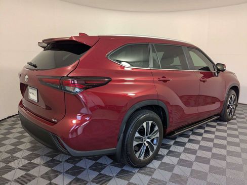 Certified 2025 Toyota Highlander XLE FWD image 5