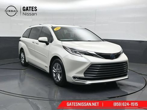 Used 2021 Toyota Sienna Limited w/ Protection Package (TMS) FWD image 4